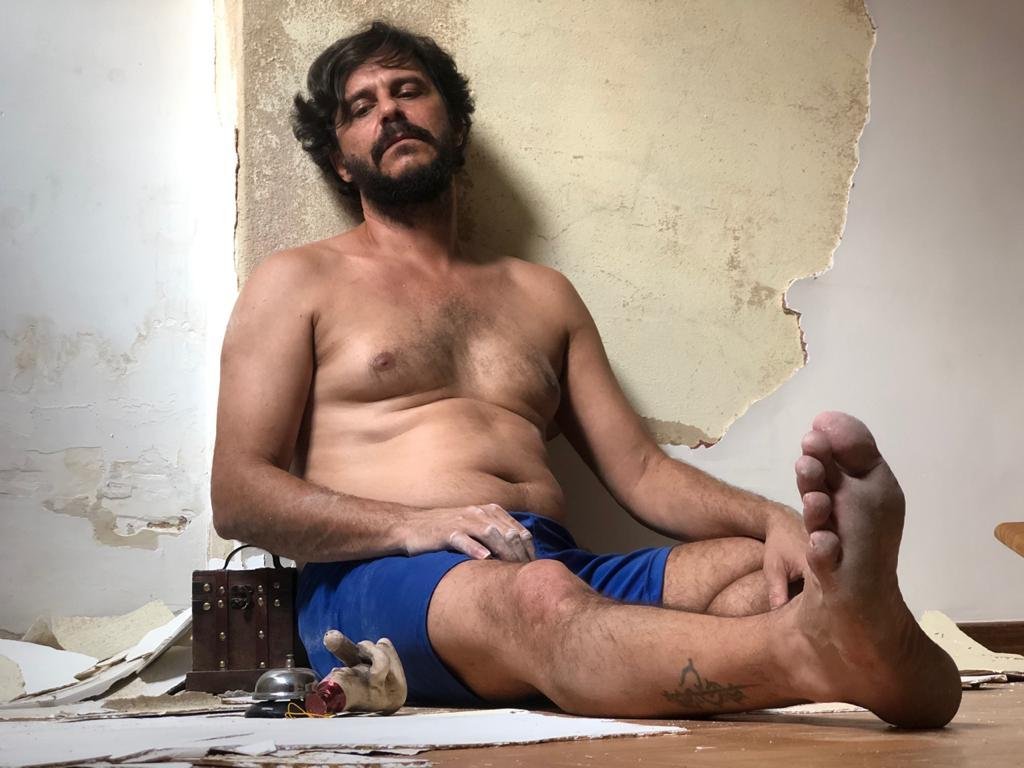 "Porco Solid&atilde;o" aborda as inquieta&ccedil;&otilde;es dos tempos atuais