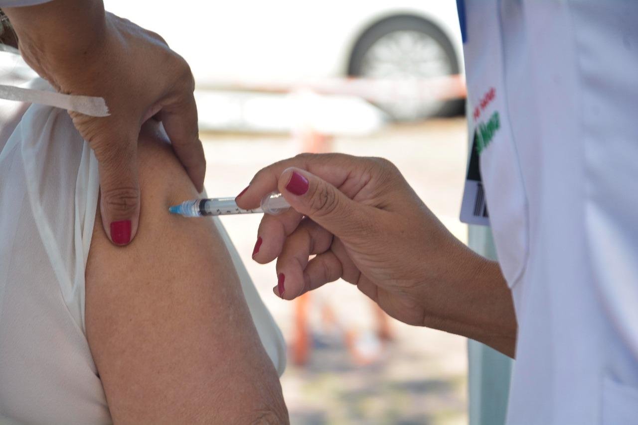 Medida foi tomada ap&oacute;s governo federal negar prioridade na distribui&ccedil;&atilde;o de doses