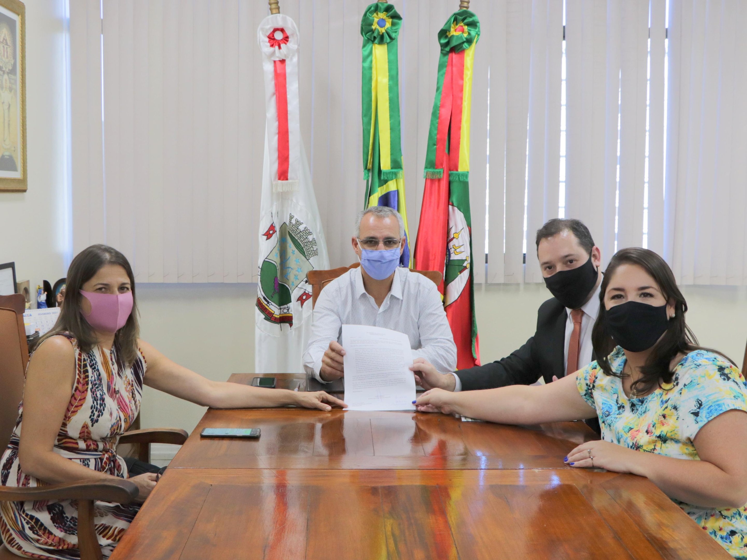 Vereadores apresentaram &agrave; Prefeitura um termo de ades&atilde;o ao projeto-piloto para a instala&ccedil;&atilde;o das escolas