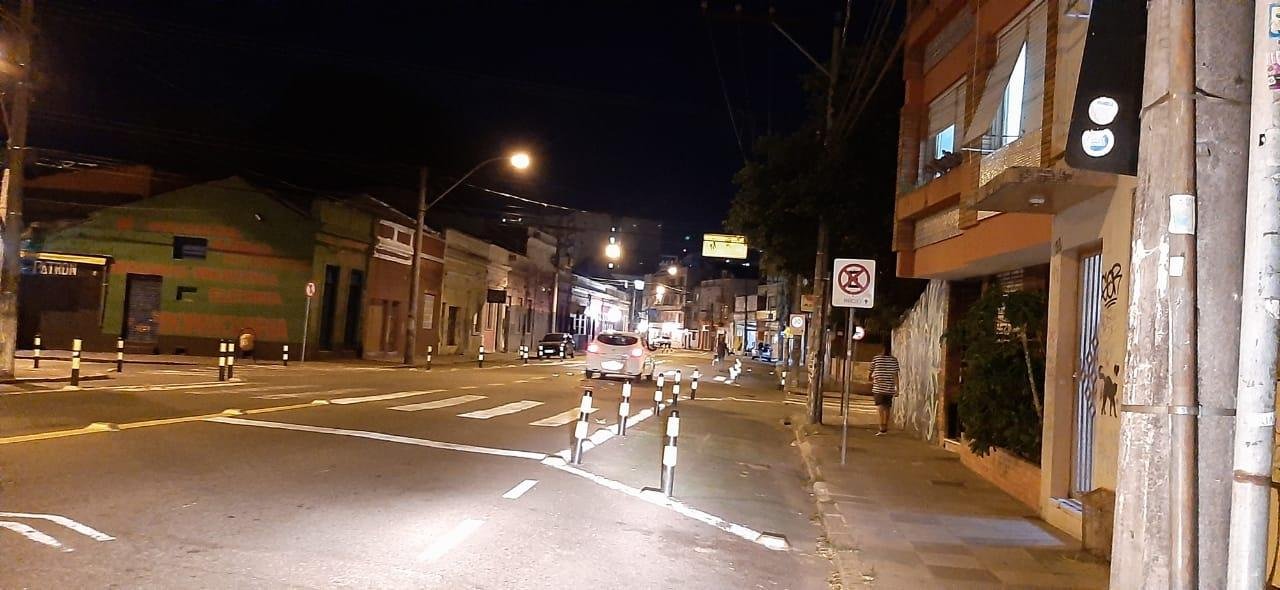 Ruas do bairro Cidade Baixa ficaram vazias na noite deste s&aacute;bado