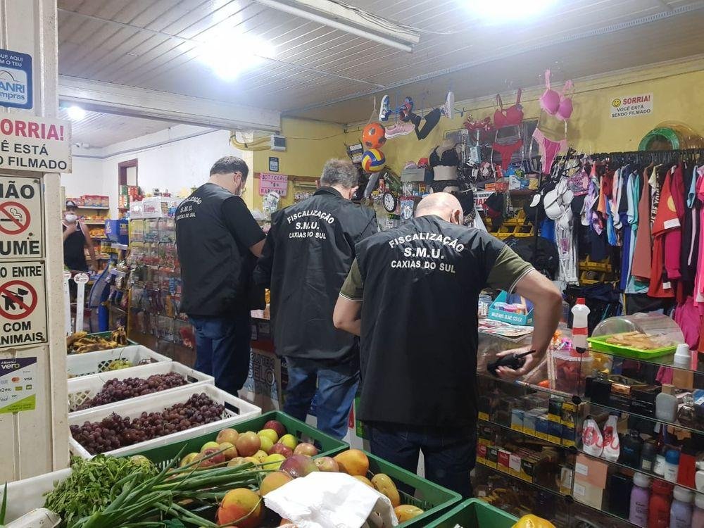 Em Caxias, propriet&aacute;rios de tr&ecirc;s estabelecimentos foram encaminhados &agrave; delegacia por descumprimento das regras