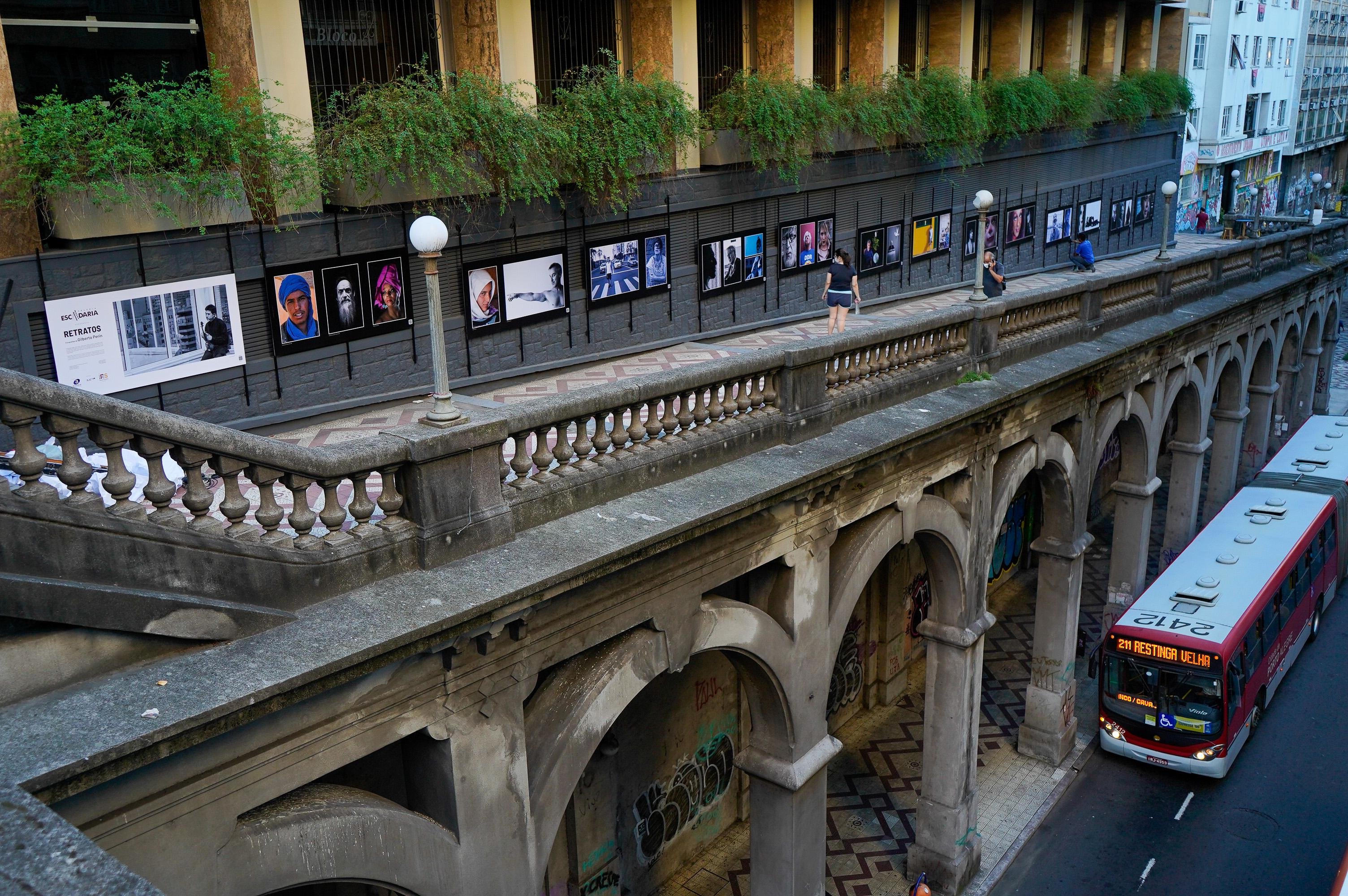 Mostra "Retratos", de Gilberto Perin, ocupa a escadaria do Viaduto Ot&aacute;vio Rocha, na avenida Borges de Medeiros