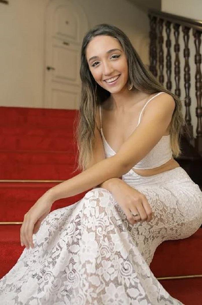 O lindo sorriso de Maria Luiza Fontoura e sua nova m&uacute;sica