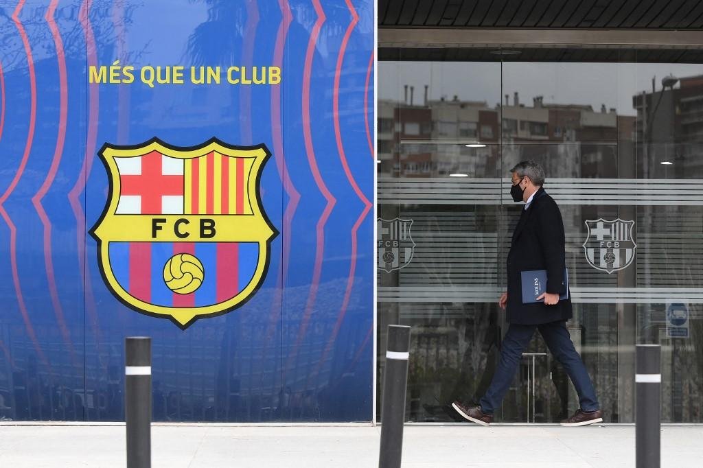 Pol&iacute;cia espanhola realiza opera&ccedil;&atilde;o na sede do Barcelona