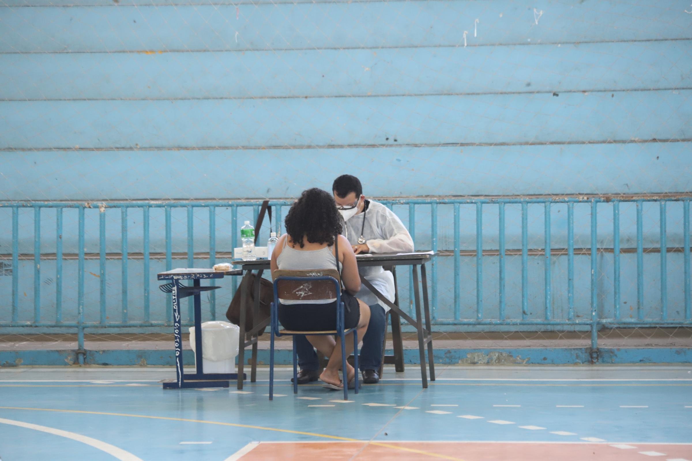 O Centro de Triagem Respirat&oacute;ria foi instalado no gin&aacute;sio do Instituto Estadual de Educa&ccedil;&atilde;o Oswaldo Aranha