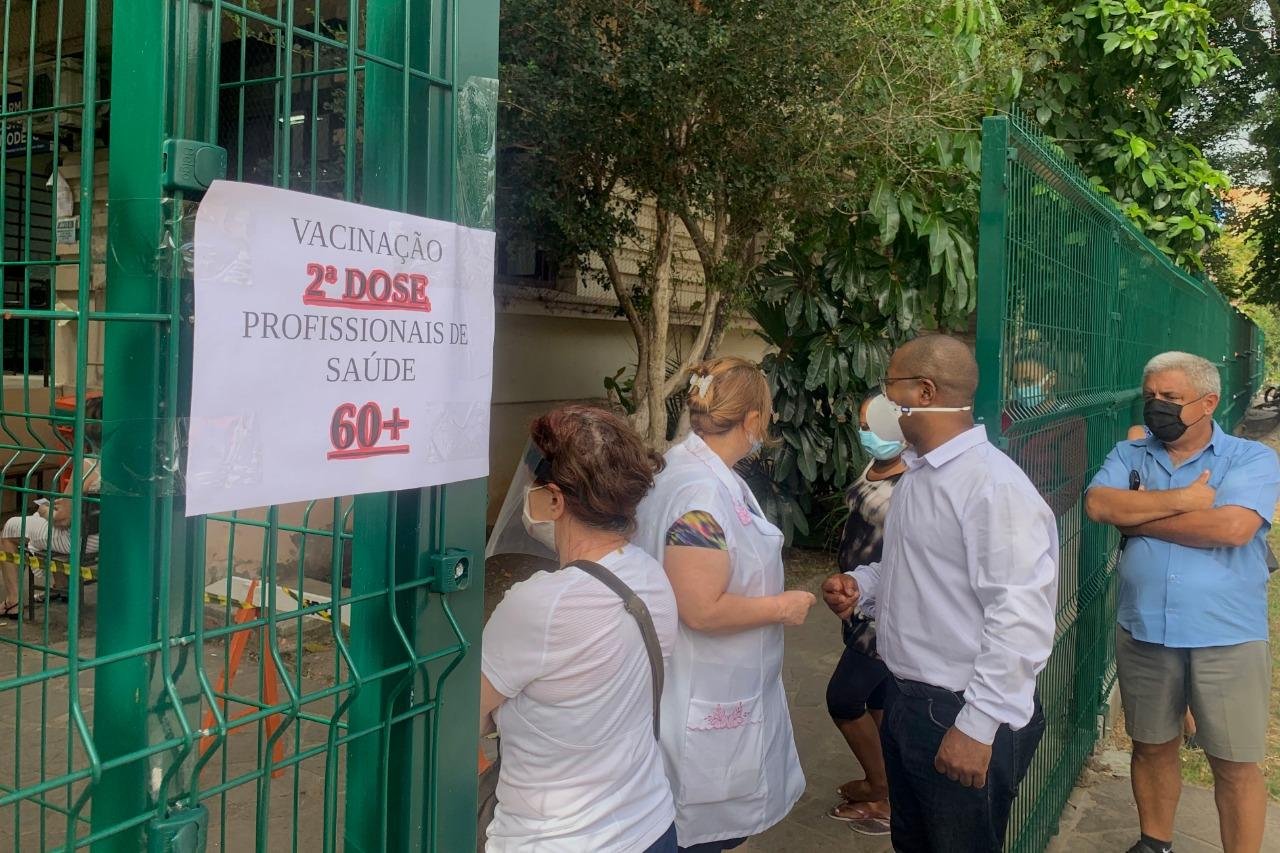 Movimento de profissionais da sa&uacute;de com mais de 60 anos para a vacina&ccedil;&atilde;o contra a Covid-19 foi intenso na manh&atilde; desta segunda-feira