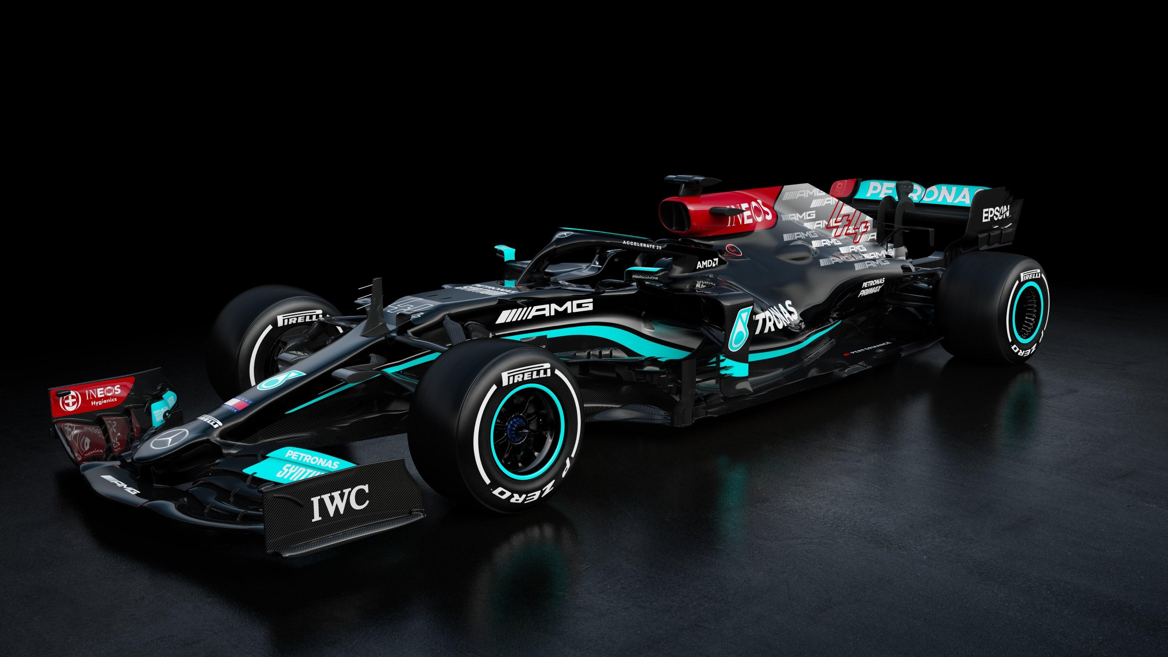 Ajustes na pintura, regime traseiro e detalhes no cockpit marcam o W12