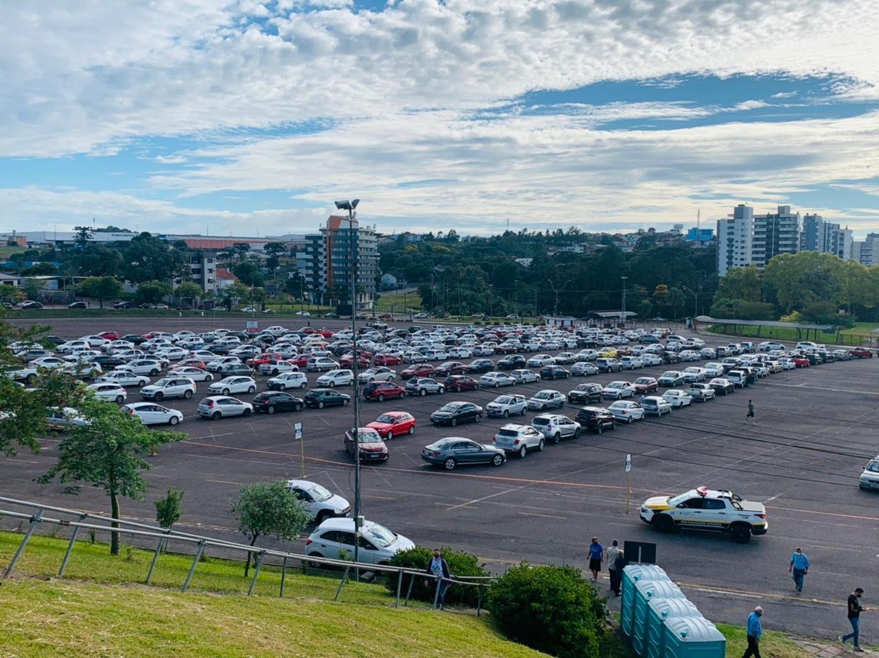 Conforme a fiscaliza&ccedil;&atilde;o de tr&acirc;nsito, cerca de 500 carros aguardavam o in&iacute;cio da vacina&ccedil;&atilde;o que come&ccedil;ou &agrave;s 9h
