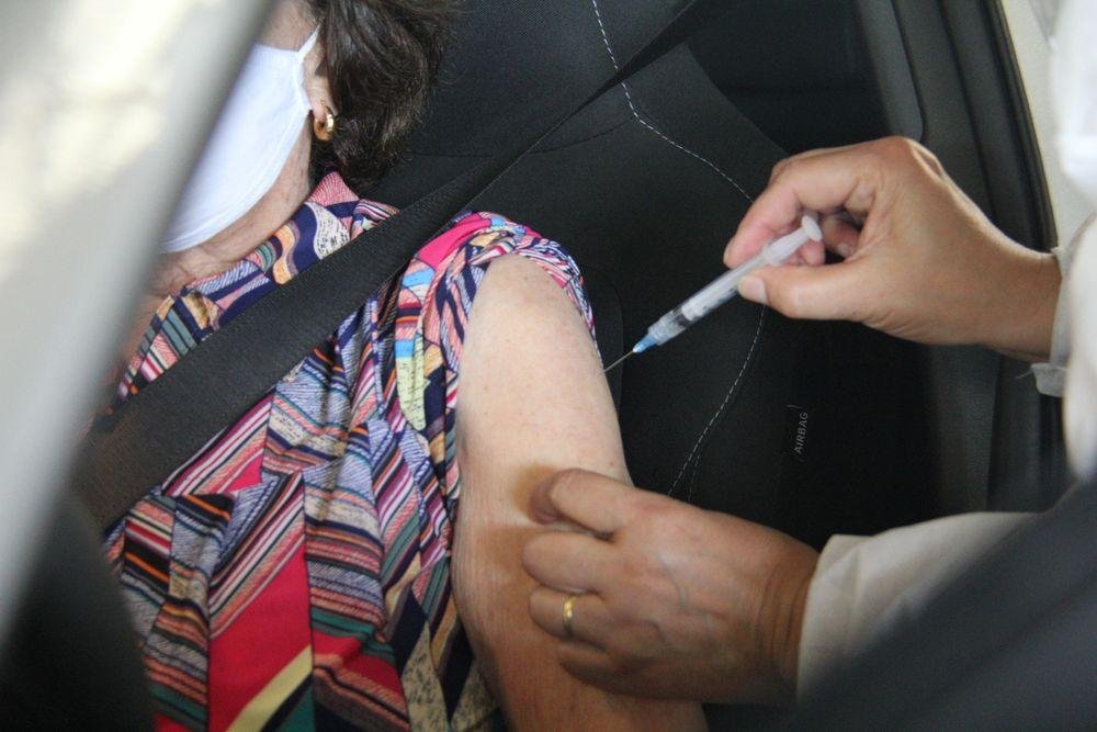 Nesta ter&ccedil;a-feira, foram vacinados 2,4 mil idosos no drive-thru nos Pavilh&otilde;es da Festa da Uva