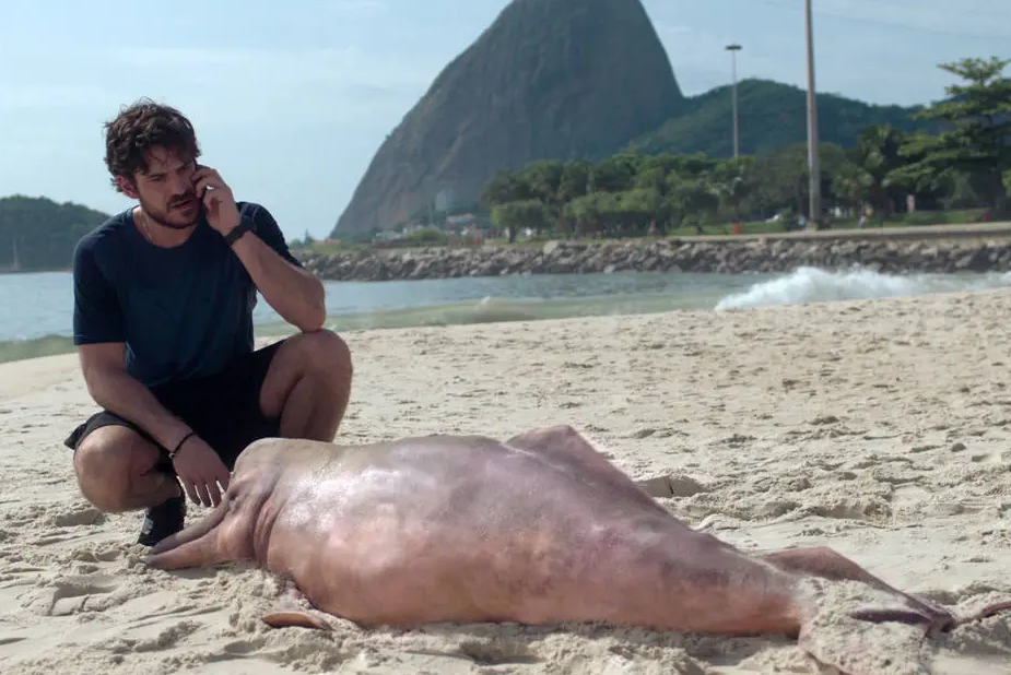 Em 'Cidade Invis&iacute;vel', Marcos Pigossi investiga a morte da esposa, que parece estar ligada diretamente ao surgimento do boto-cor-de-rosa