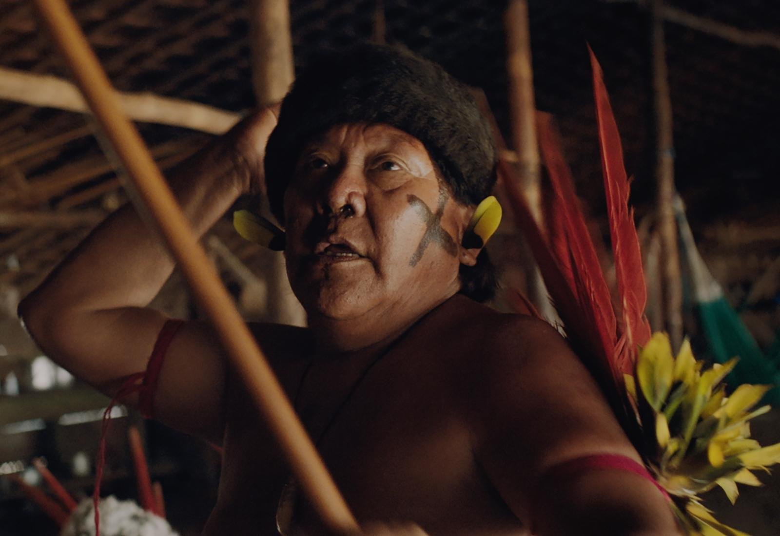 Filme retrata o cotidiano de um grupo Yanomami isolado, que vive em um territ&oacute;rio ao norte do Brasil e ao sul da Venezuela h&aacute; mais de mil anos