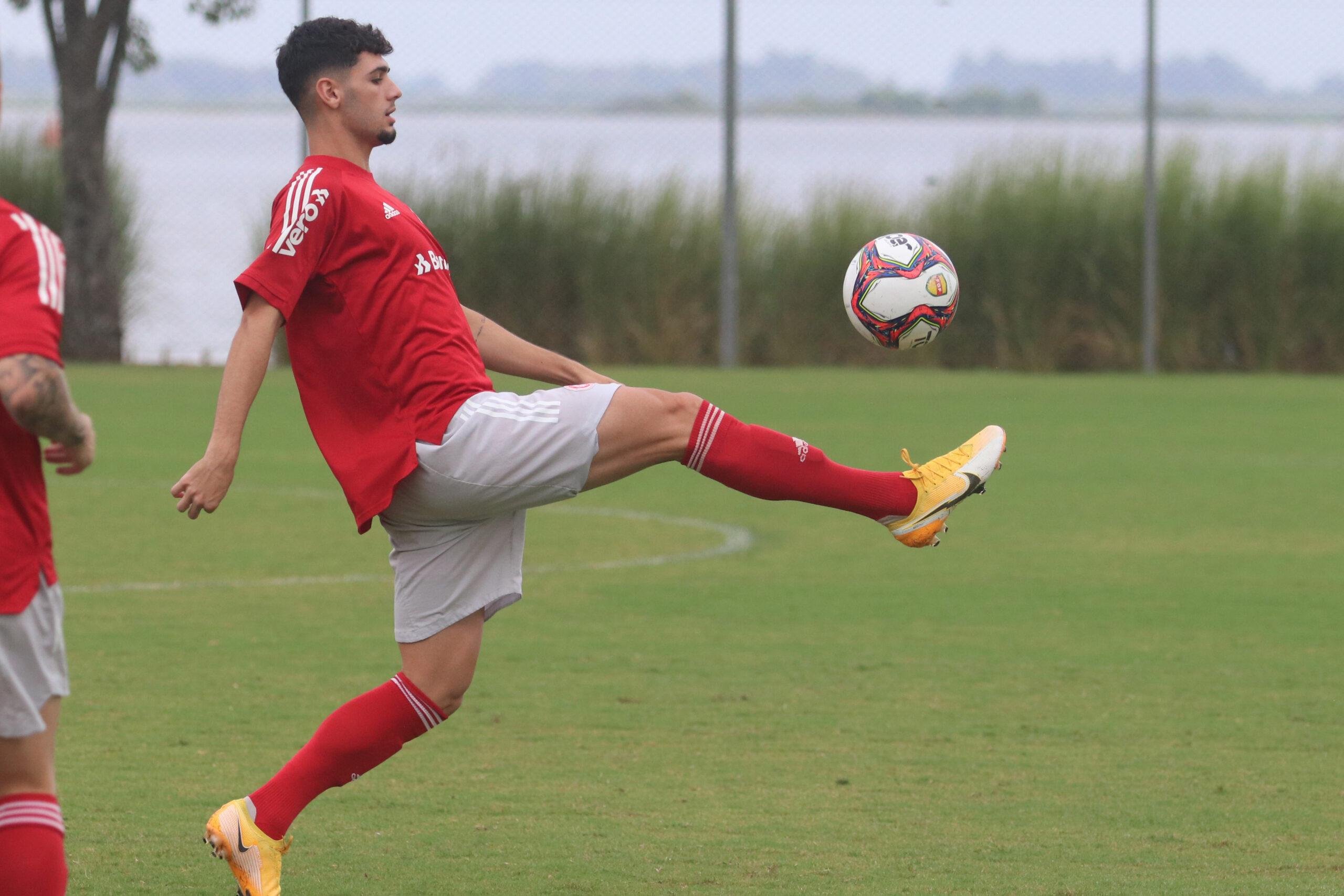 Mesmo com 19 anos, Johnny quer aproveitar o ano que trabalhou com os profissionais para ajudar os companheiros que subiram