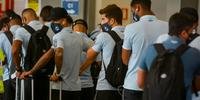 Delegação do Grêmio entrou por uma porta lateral do aeroporto e evitou o saguão para iniciar o deslocamento para Atibaia