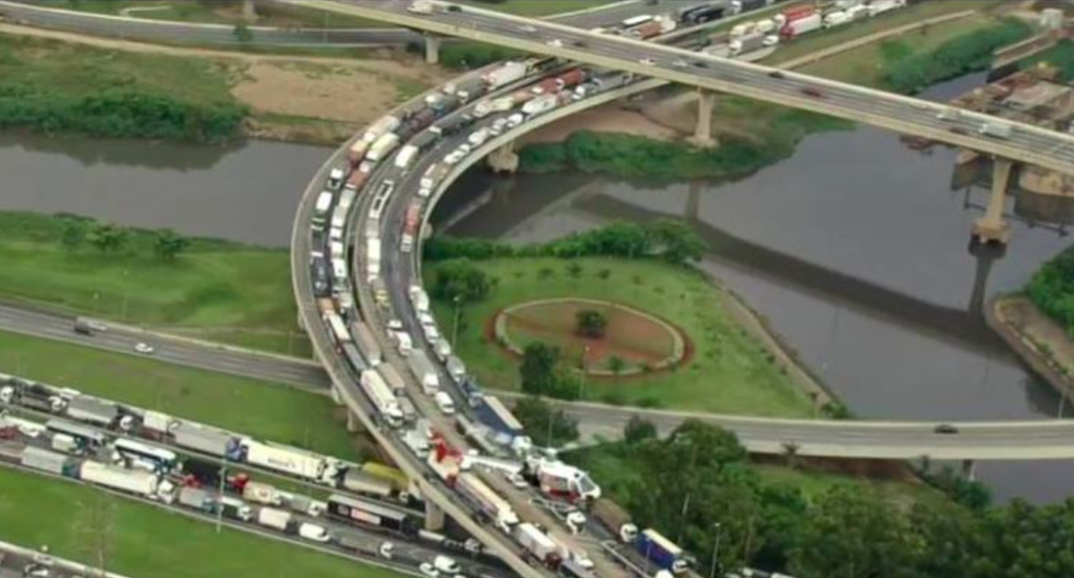 Caminhoneiros protestam contra medidas de fechamento do governo de SP