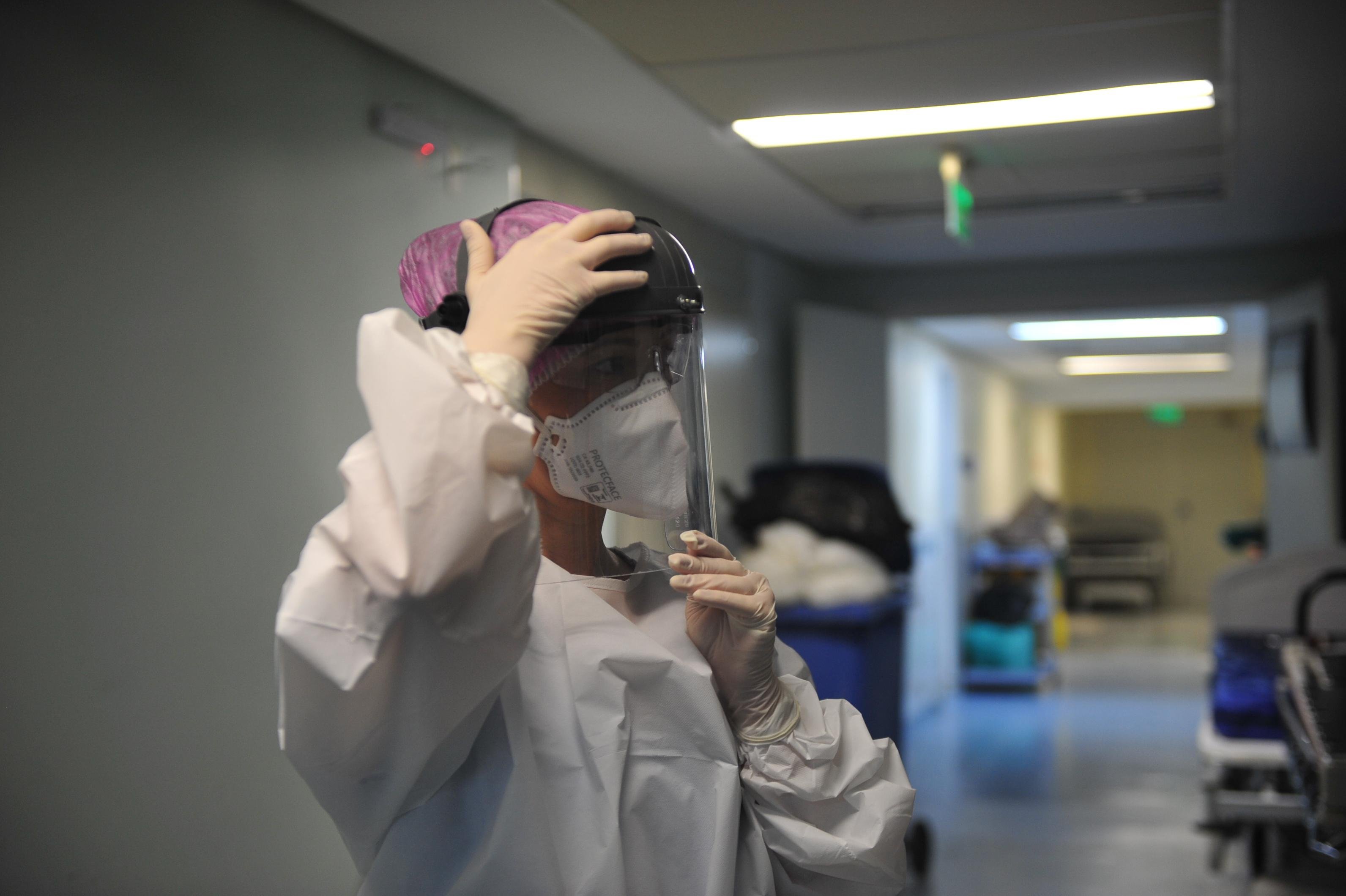 Fisioterapeuta Nat&aacute;lia Maia preparando-se para entrar na UTI Covid Hospital Concei&ccedil;&atilde;o.