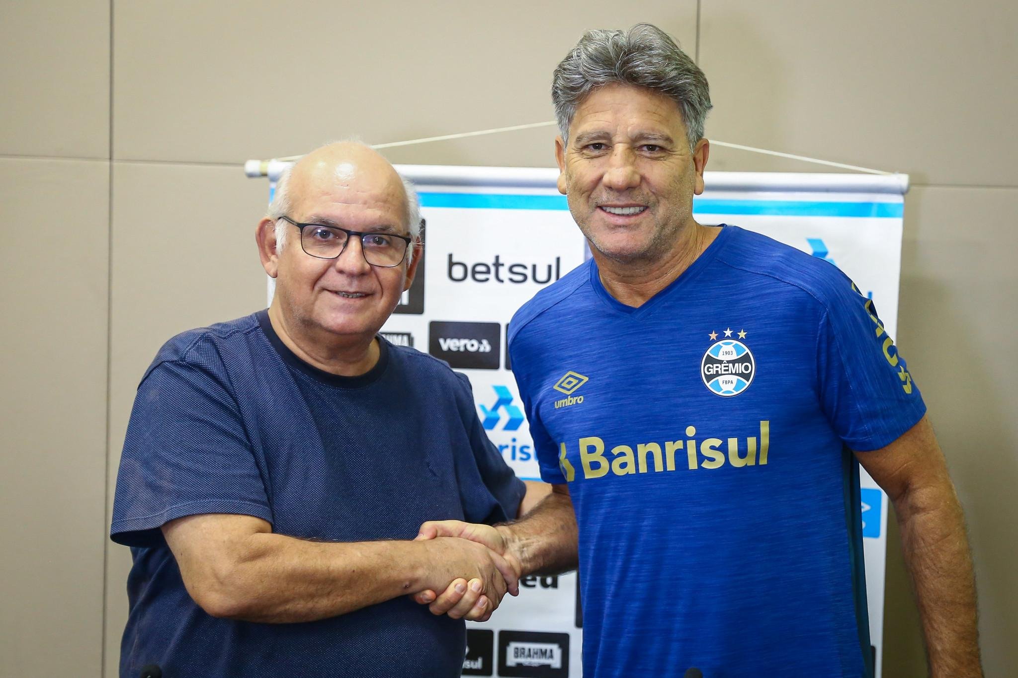 Assinatura do contrato at&eacute; o final do ano foi realizada em Atibaia, onde o Gr&ecirc;mio se prepara para a decis&atilde;o contra o Palmeiras
