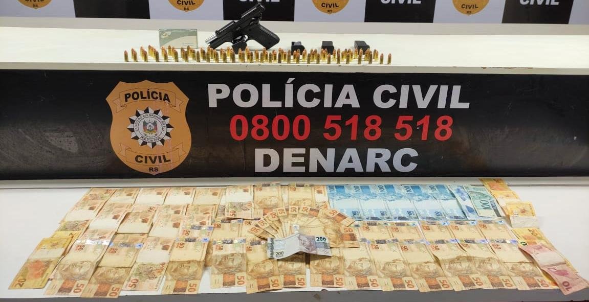 Os policiais civis apreenderam R$ 4 mil em dinheiro, arma e muni&ccedil;&atilde;o