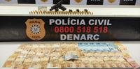 Os policiais civis apreenderam R$ 4 mil em dinheiro, arma e munição
