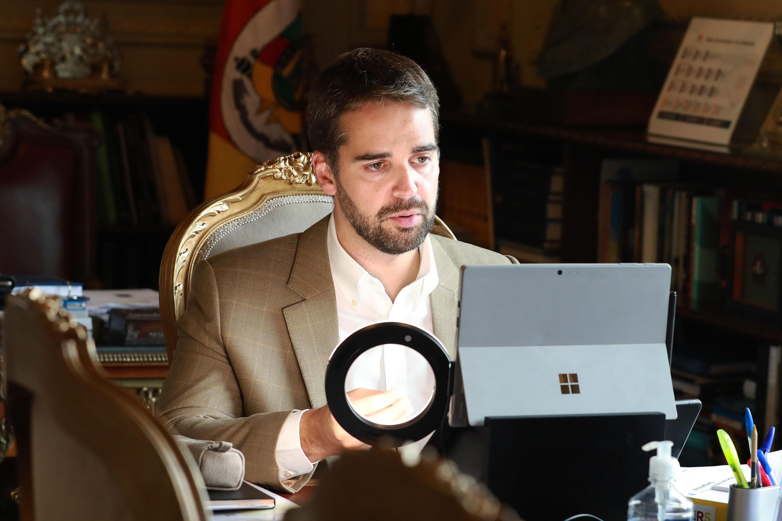 Eduardo Leite fala sobre est&aacute;gio da pandemia em solo ga&uacute;cho nesta sexta-feira