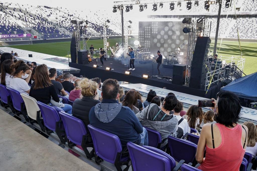 Nesta sexta-feira, dia 5, pessoas vacinadas contra a covid-19 assistiram um show no est&aacute;dio de Bloomfield, em Tel Aviv, Israel