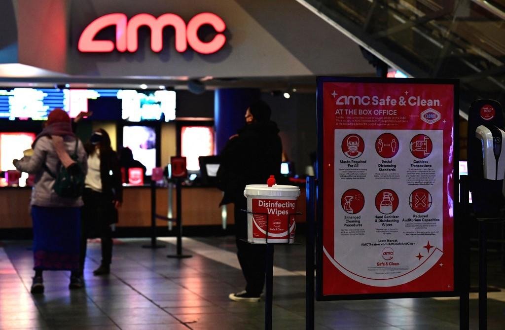 O uso de m&aacute;scara e o distanciamento social s&atilde;o obrigat&oacute;rios nos cinemas. A AMC instalou filtros de ar especiais e higieniza cada sala entre as sess&otilde;es