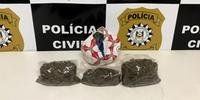 Três sacos plásticos com 1,2 quilo de maconha foram encontrados pelos policiais civis