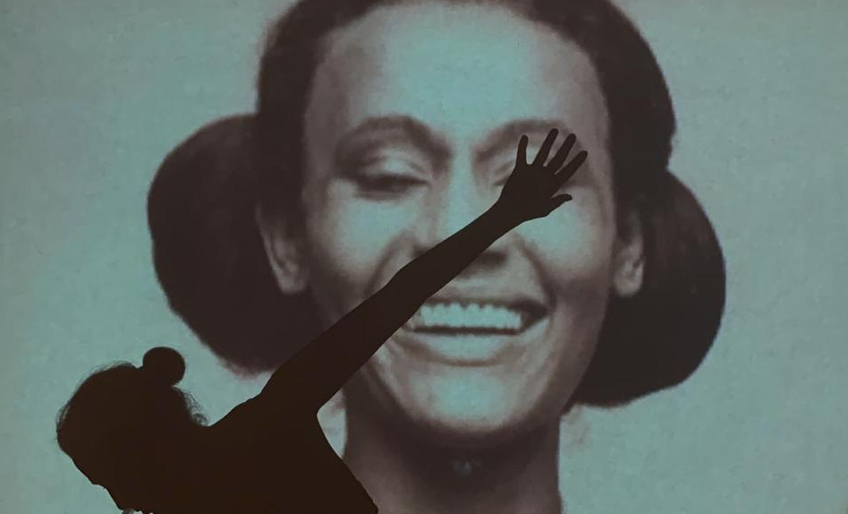 Atriz interpreta uma agente de sa&uacute;de, acompanhada do musicista Luiz Gayotto