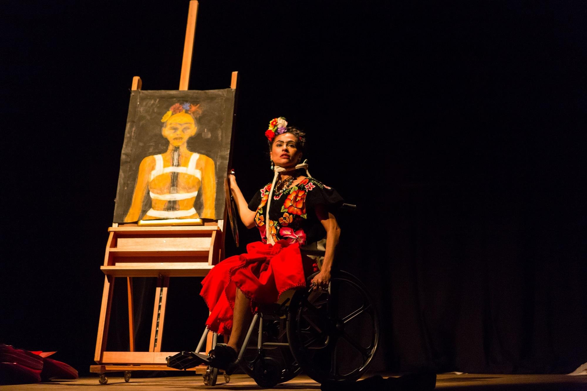 Atriz e dramaturga Ju&ccedil;ara Gaspar, que interpretou Frida Kahlo no teatro, integra  encontro on-line sobre Dia da Mulher