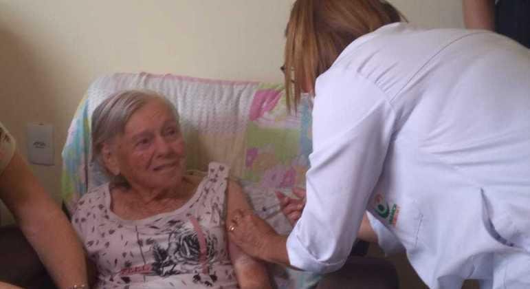 Dona Olinda, que faz 94 anos neste m&ecirc;s, foi imunizada em sua casa, no interior de S&atilde;o Paulo