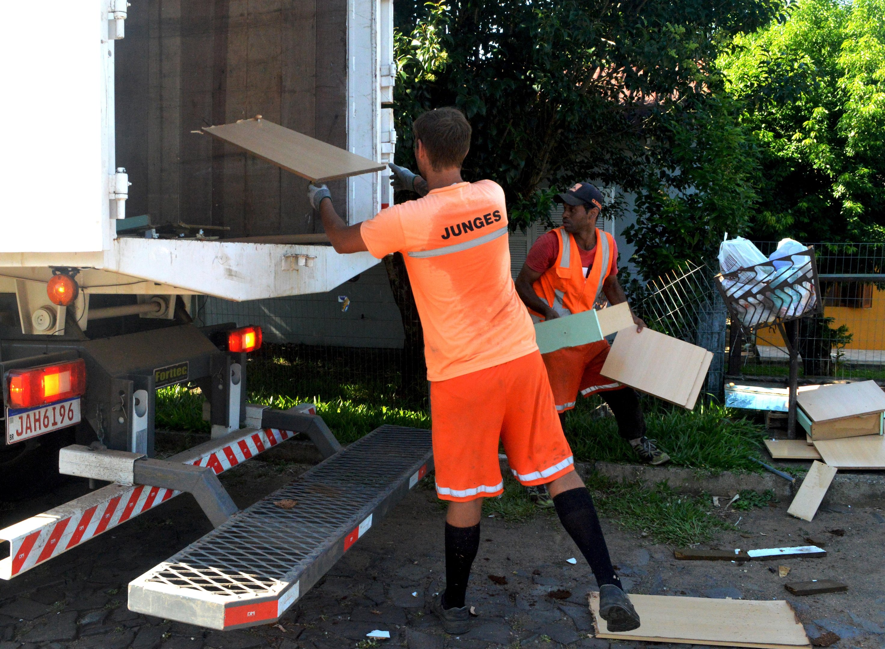 Nos dias de coleta, os res&iacute;duos devem estar em frente &agrave; resid&ecirc;ncia em local acess&iacute;vel ao caminh&atilde;o &agrave;s 6h30