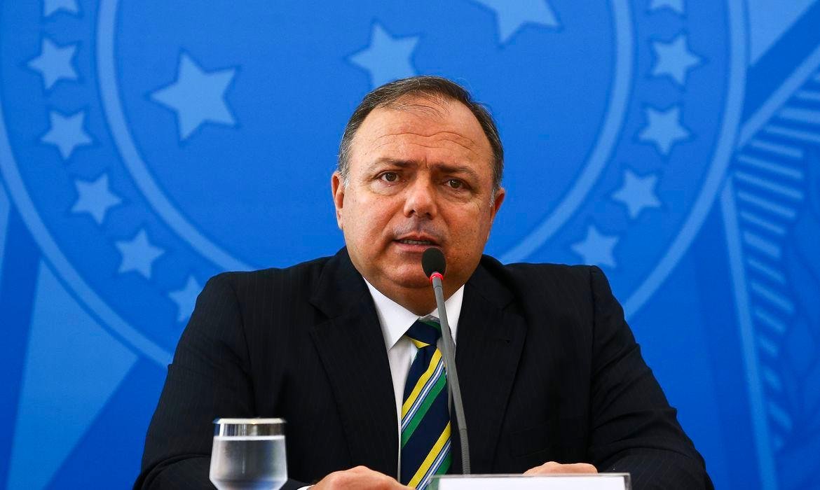 Press&atilde;o sobre vacina&ccedil;&atilde;o ocorre diante do avan&ccedil;o da Covid-19 no Brasil