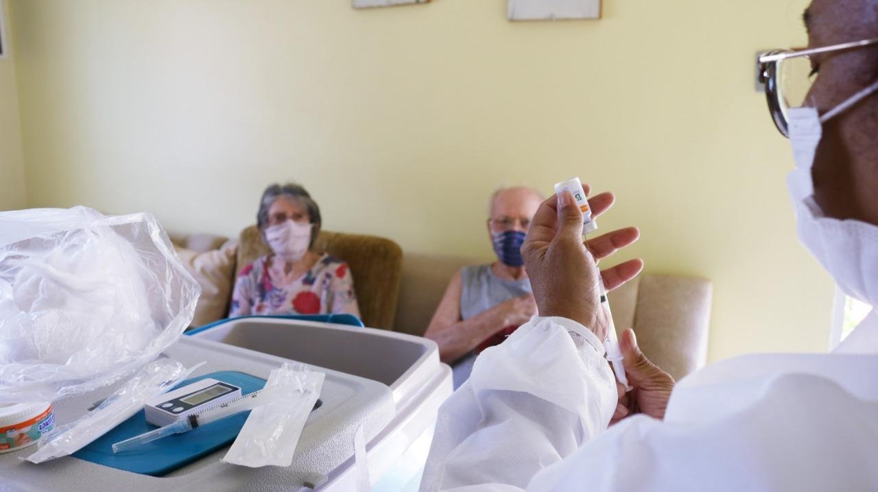 O tempo m&aacute;ximo entre a primeira e a segunda dose de CoronaVac n&atilde;o pode ultrapassar 35 dias