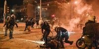 Policiais responderam manifestantes com gás lacrimogêneo e jatos d'água