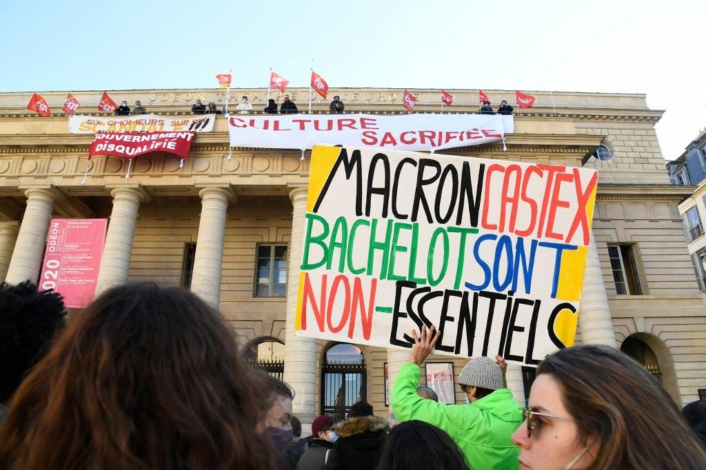 Uma grande faixa com a inscri&ccedil;&atilde;o "Cultura sacrificada" decora a fachada do Teatro Od&eacute;on em Paris, ocupado desde 4 de mar&ccedil;o por trabalhadores do mundo do entretenimento