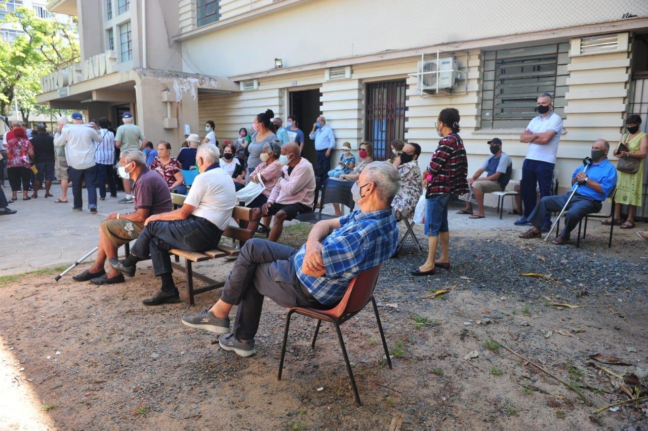 Centro Modelo registrou longas filas para a vacina&ccedil;&atilde;o de idosos de 78 anos na manh&atilde; desta quarta-feira