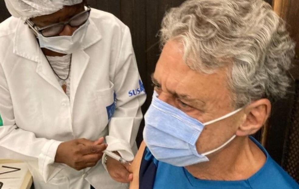 Chico Buarque divulgou foto do momento da vacina&ccedil;&atilde;o em sua conta no Instagram