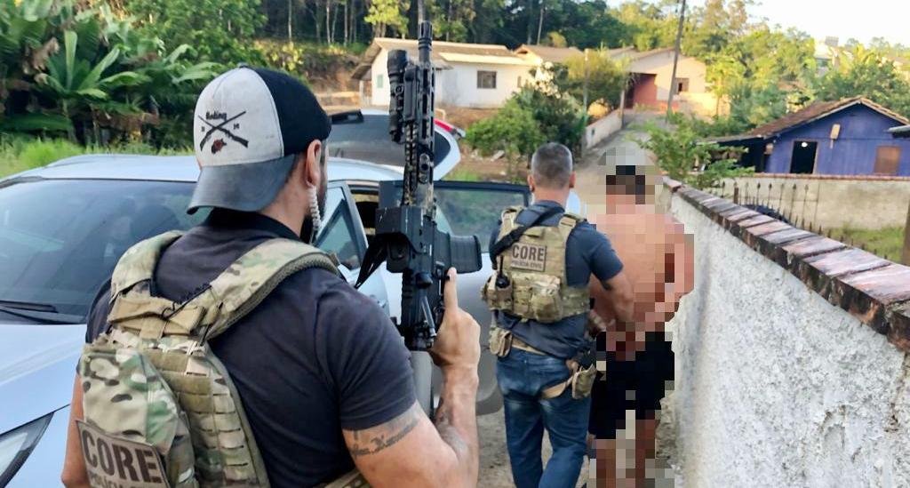 Houve o cumprimento de tr&ecirc;s mandados de pris&atilde;o e seis mandados de busca e apreens&atilde;o em cinco cidades
