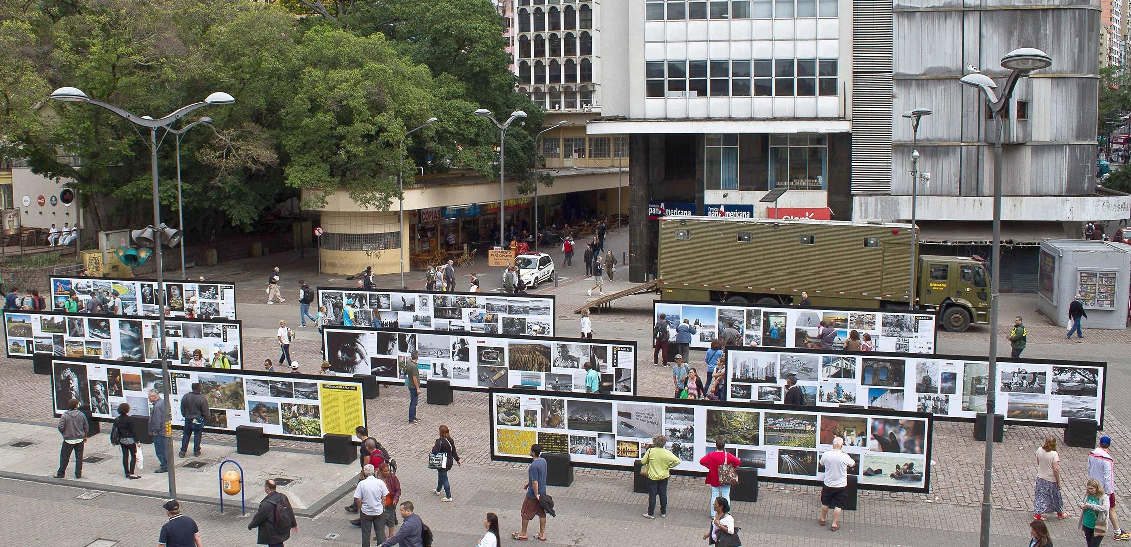 "Mosaicografia", exposi&ccedil;&atilde;o ao ar livre de fotografias, no Largo Gl&ecirc;nio Peres, em 2016, promovida pela AFPOA