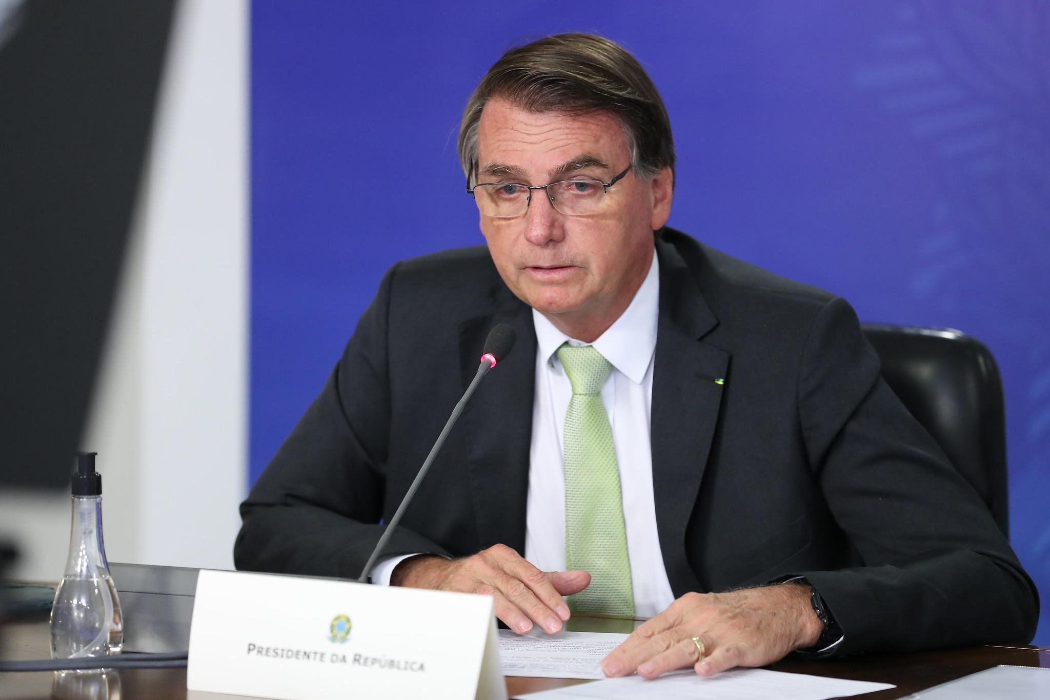 "At&eacute; quando? At&eacute; quando nossa economia vai resistir?", disse Bolsonaro