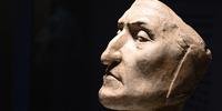 Máscara mortuária recriada do poeta, escritor e filósofo italiano Dante Alighieri