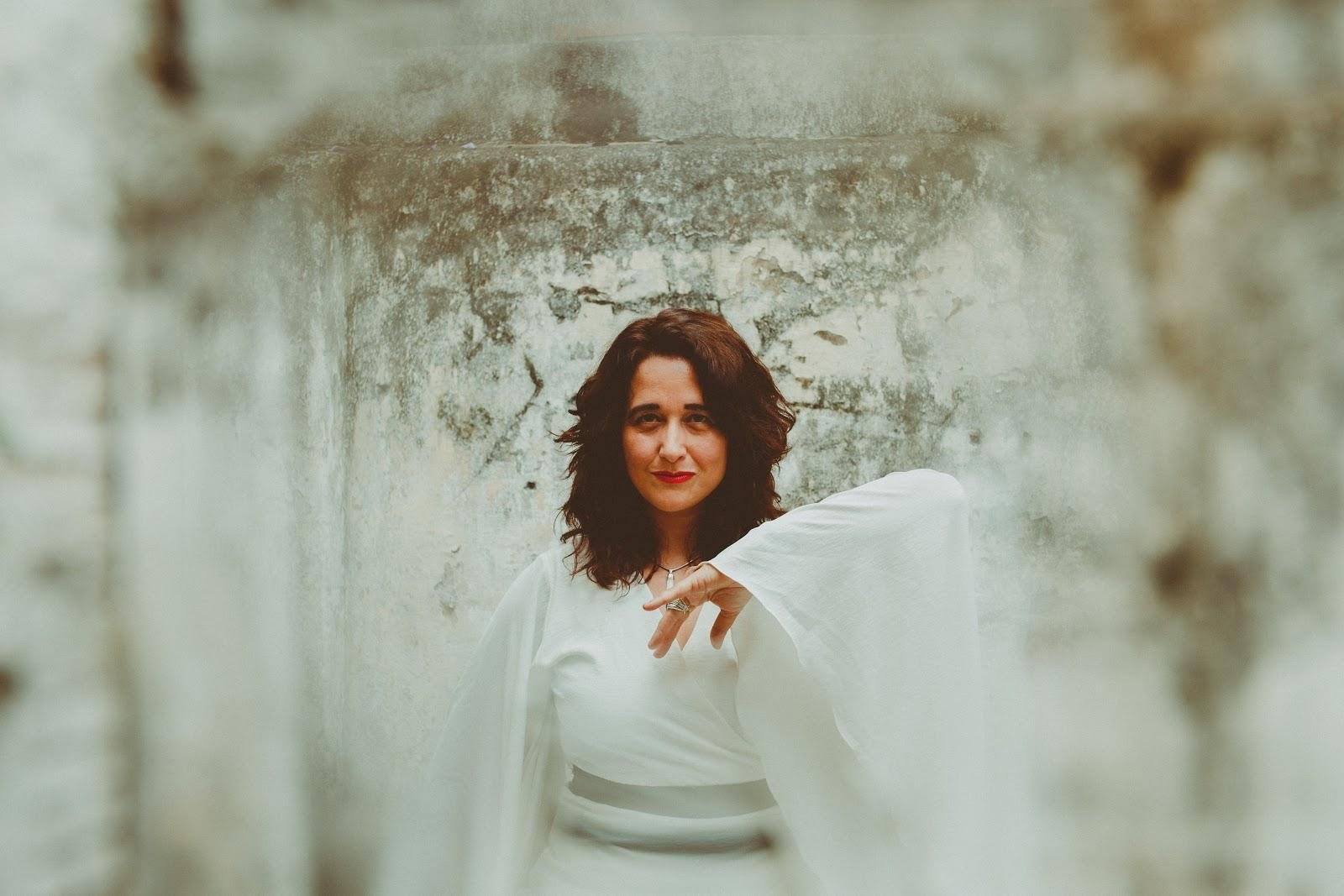 Isabel Nogueira lan&ccedil;a o clipe de "Os Ouvidos T&ecirc;m Parede"