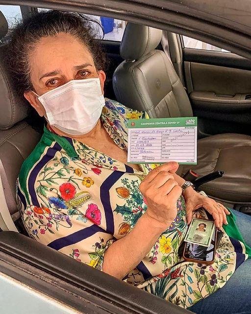 Gal Costa recebe a vacina em S&atilde;o Paulo