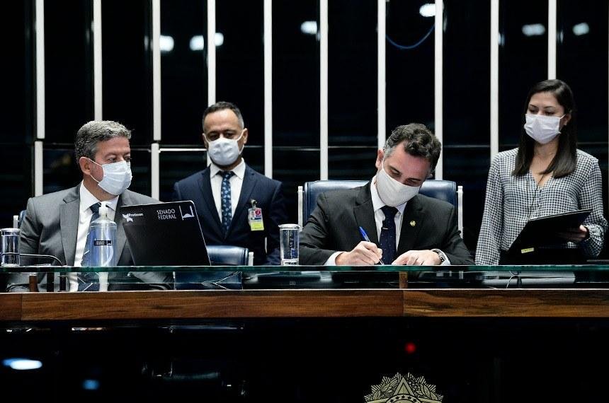 Ao lado de Arthur Lira, Rodrigo Pacheco assina a emenda.