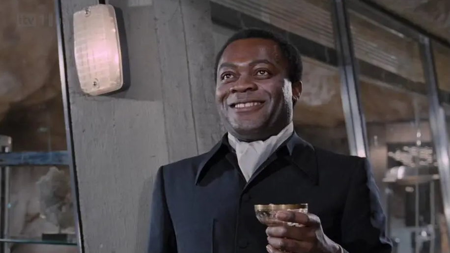 Yaphet Kotto em cena de "Com 007 Viva e Deixe Morrer"