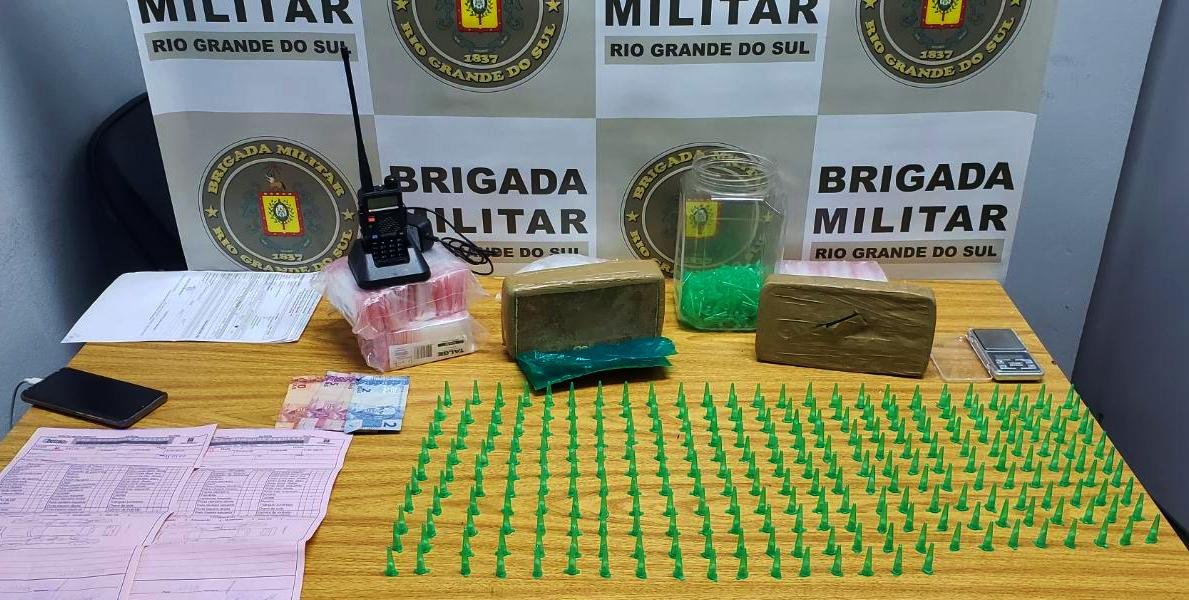 Em uma das abordagens foram apreendidos 275 pinos de coca&iacute;na e dois quilos de crack