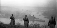 Soldados franceses observam a movimentação no rio Rheno, Alemanha.