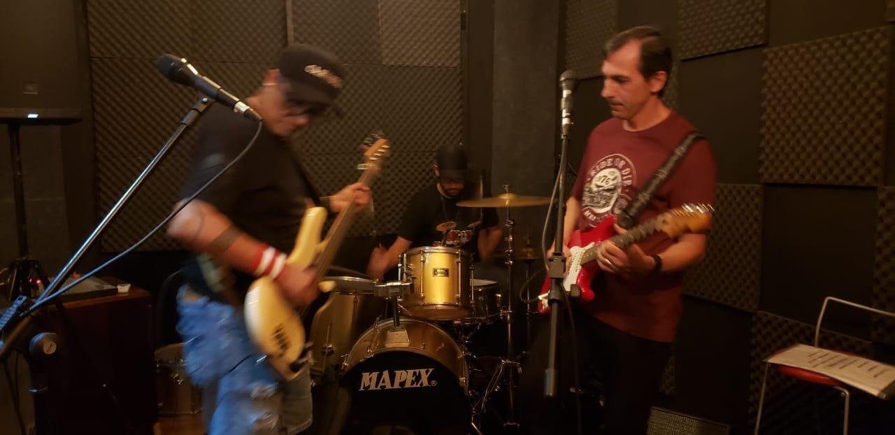 O som da banda segue a linha do Rock Cl&aacute;ssico dos anos 1980