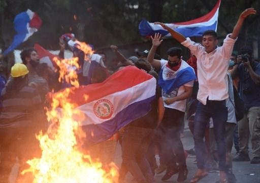 Paraguai protesta por m&aacute; condu&ccedil;&atilde;o na gest&atilde;o da pandemia de Covid-19