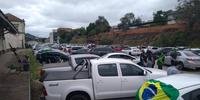 Cerca de 400 carros participaram do protesto