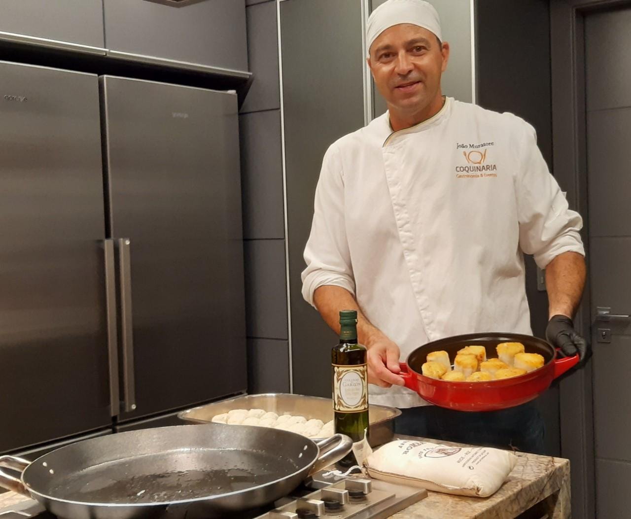 O estrelado chef Jo&atilde;o Muratore em sua cozinha